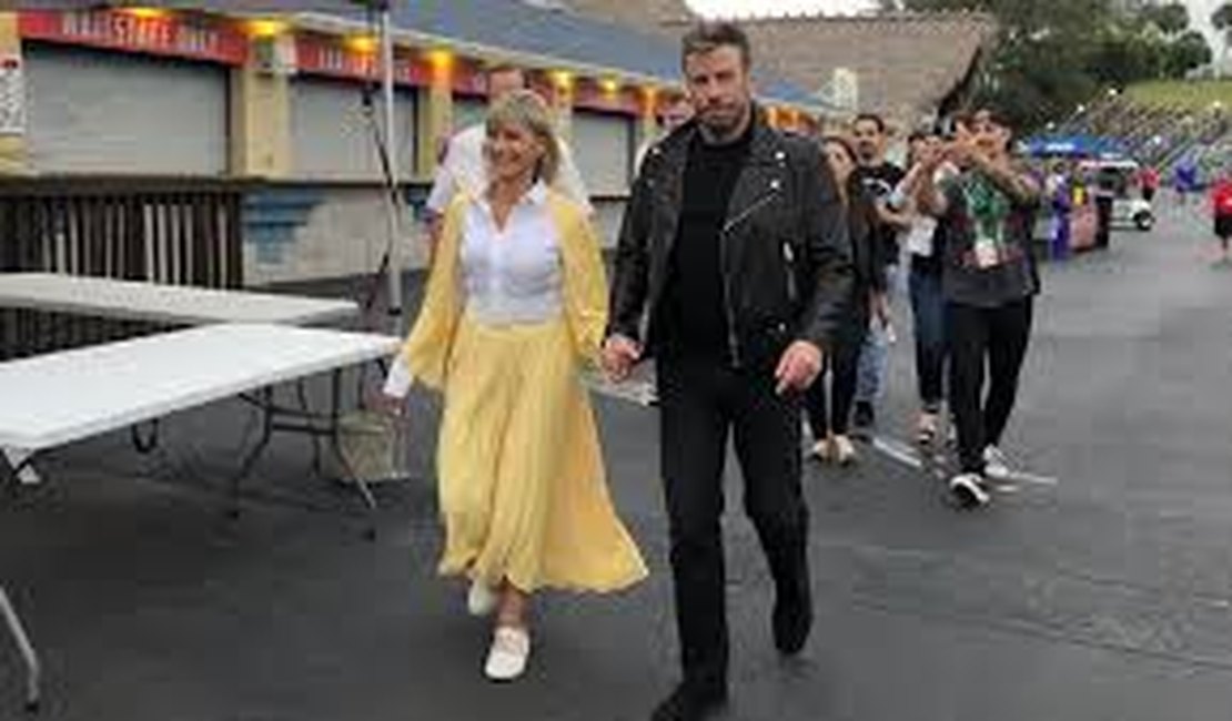 John Travolta e Olivia Newton-John e usam looks de Grease pela 1ª vez desde 1978
