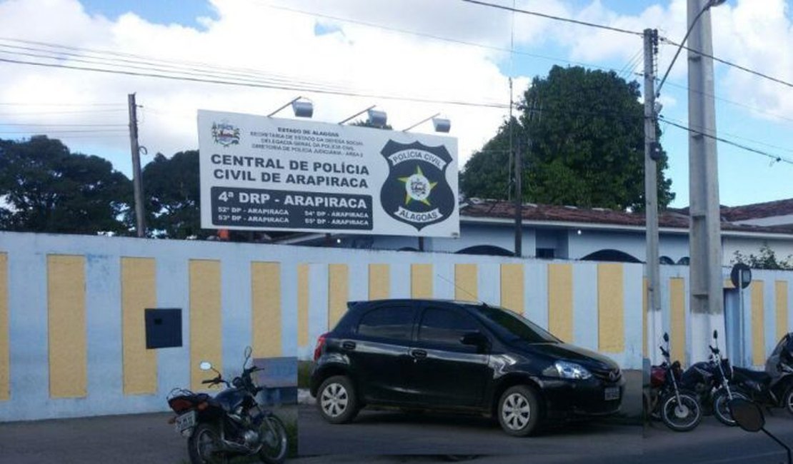 Carro estacionado em rua de Arapiraca tem vidro quebrado e R$ 800,00 furtados