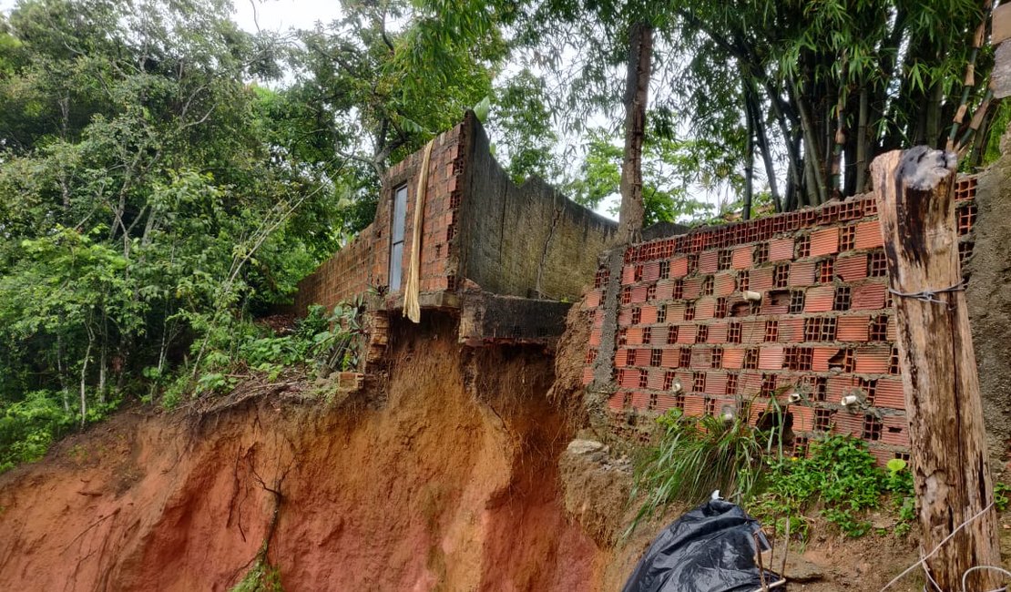 Barreira desliza e muro desaba no Jardim Petrópolis