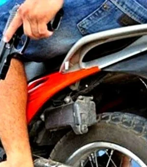 Dupla armada em motocicleta rouba celular de vítima, em Taquarana