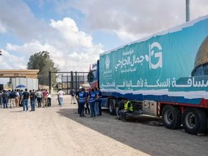 Os caminhões que esperam na fronteira para levar ajuda humanitária a Gaza