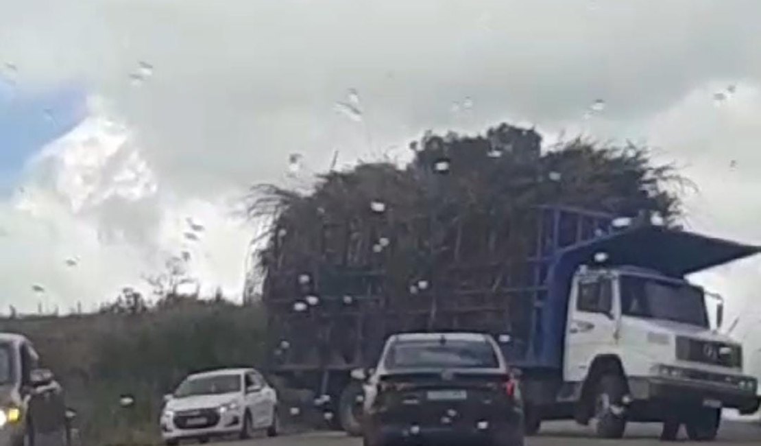 Caminhão quebra atravessado na AL 105 em Porto Calvo
