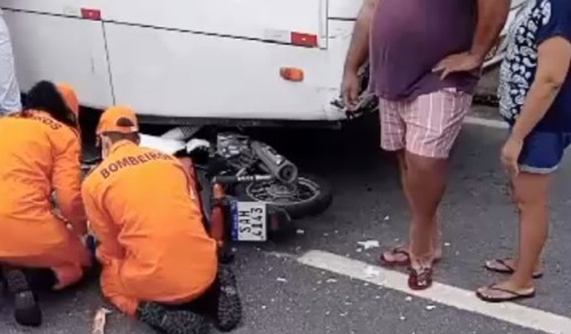 Acidente entre motociclista e ônibus deixa ferido no Farol