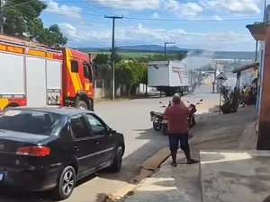 Caminhão-baú pega fogo em ladeira de São Sebastião e motorista consegue escapar a tempo