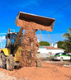 Prefeitura de Maragogi realiza serviços de manutenção nas ruas de Barra Grande e Peroba