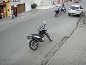 [Vídeo] Motociclistas ficam feridos após colisão frontal em avenida de Palmeira dos Índios