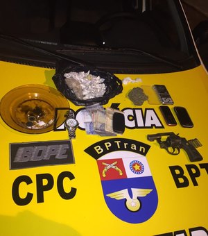 Operação prende trio com 200 bombinhas de maconha, cocaína e arma de fogo