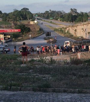 Duas pessoas morrem em colisão de motocicleta com caminhão em São Sebastião
