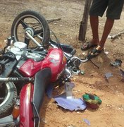 Colisão frontal de motocicletas deixa dois jovens gravemente feridos