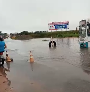 [Vídeos] Rodovia em frente à Vila Canaã permanece alagada e tráfego flui com dificuldade