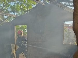 Homem põe fogo em botijão de gás e incêndio destrói residência em Limoeiro de Anadia