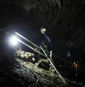 Quatro meninos presos em caverna na Tailândia são resgatados