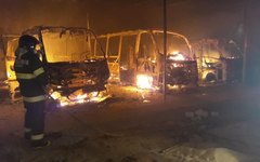 Micro-ônibus foram tomados pelas chamas 