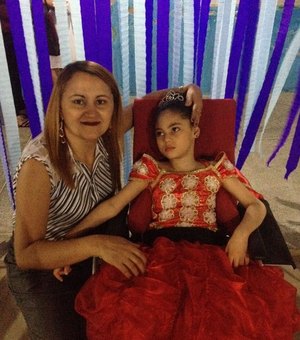 Menina com paralisia ganha na Justiça direito de receber remédio à base de maconha