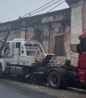 [Vídeo] Caminhão reboque perde freios e derruba poste em Rio Largo