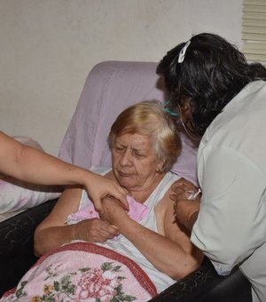Influenza: equipes levam imunização para idosos acamados em casa