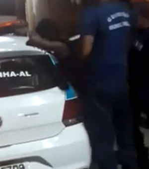 [Vídeo] Guardas municipais envolvidos em caso de agressão chegam a Branquinha 