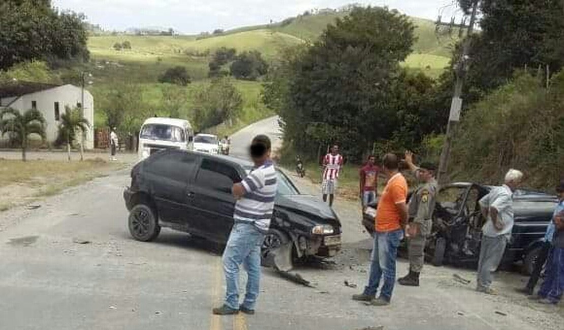 Colisão frontal entre carros deixa um morto e oito feridos em Viçosa