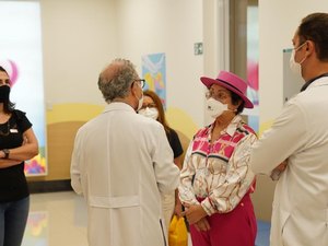 Tereza Nelma faz visita ao Hospital de Câncer em SP e anuncia nova unidade em Delmiro Gouveia