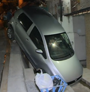 Motorista erra marcha e carro invade terraço de residência em Maceió