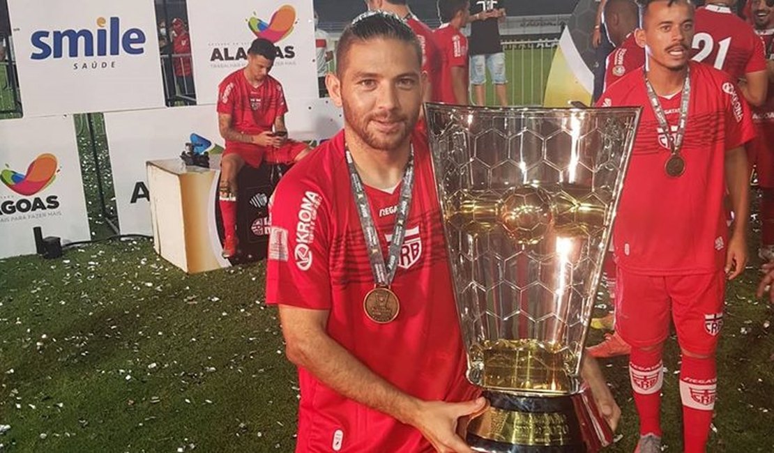 Meia do CRB comemora título e diz que foco é a Série B
