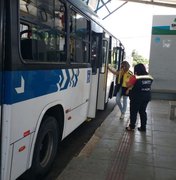 Fiscais da SMTT recolhem dois ônibus de Maceió por defeito nos elevadores