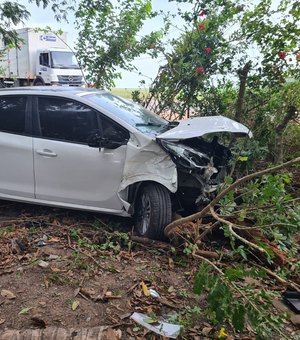 Após colidir com moto, carro sai da pista e colide com árvore em São Miguel dos Campos