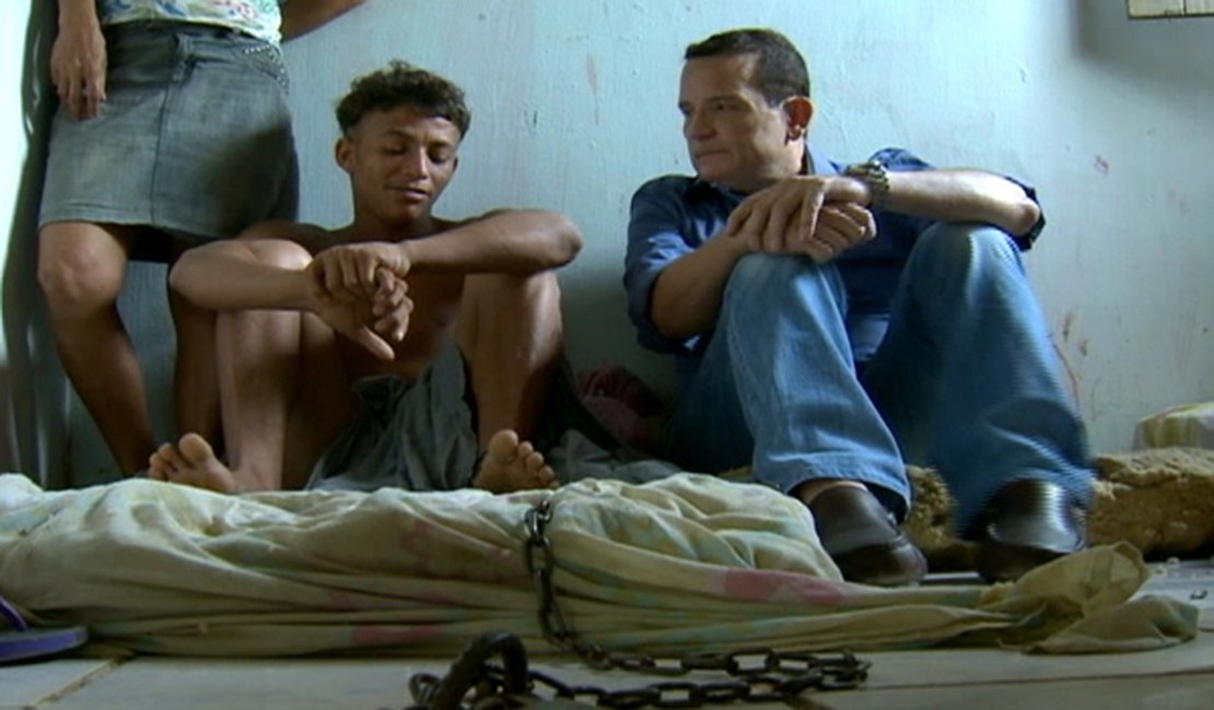  Roberto Cabrine mostra meninos que vivem acorrentados em Alagoas por causa do tráfico