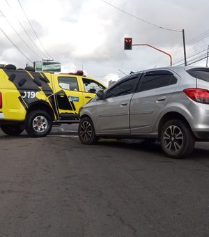 [Vídeo] Condutor perde controle de veículo e colide contra poste, em Arapiraca