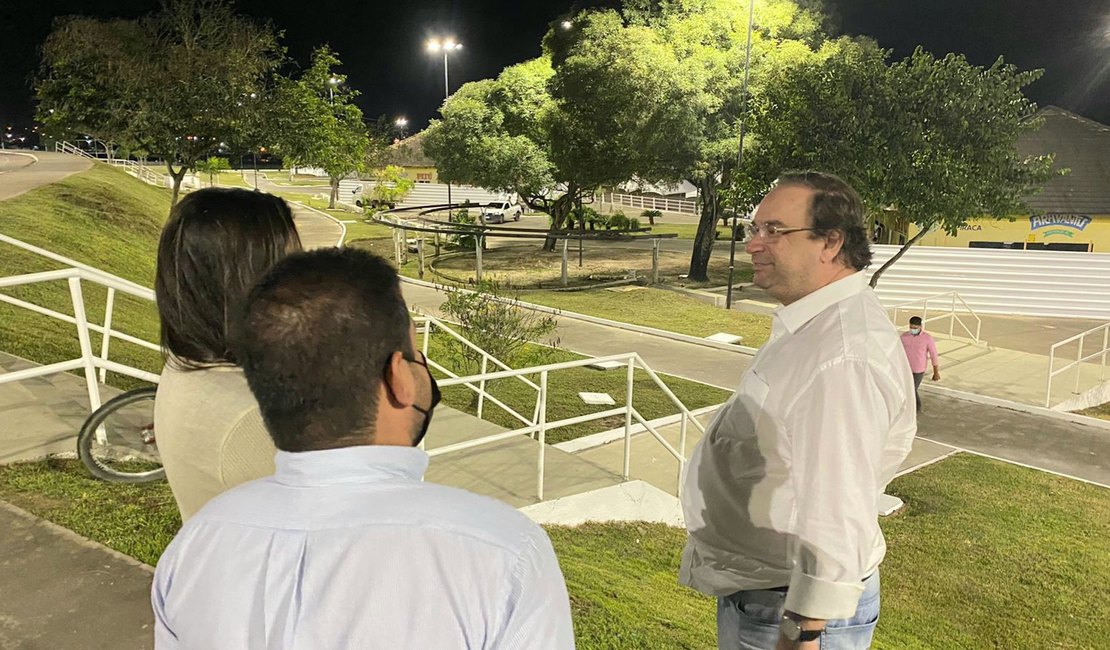 Ao lado de secretários, prefeito Luciano acompanha testes da nova iluminação no Lago da Perucaba