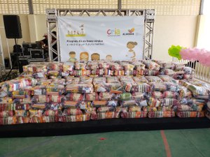 Prefeitura de Messias realiza ações que beneficiam famílias carentes no município; cartão CRIA e cestas básicas foram doadas