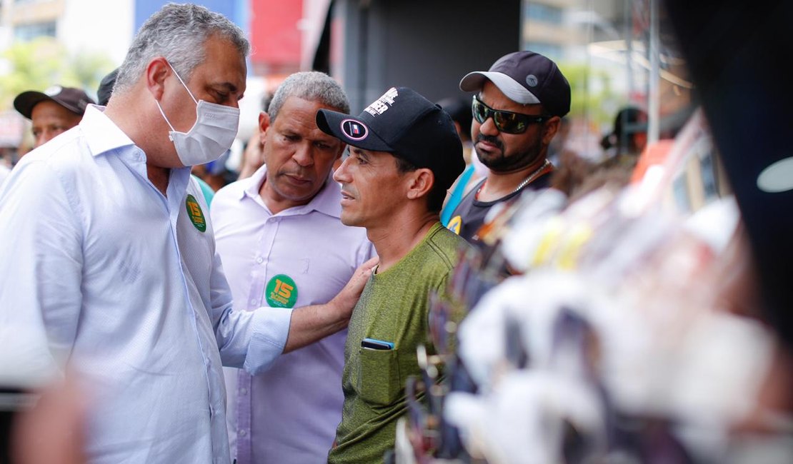 Alfredo Gaspar anda pelo Centro e ganha apoio dos ambulantes