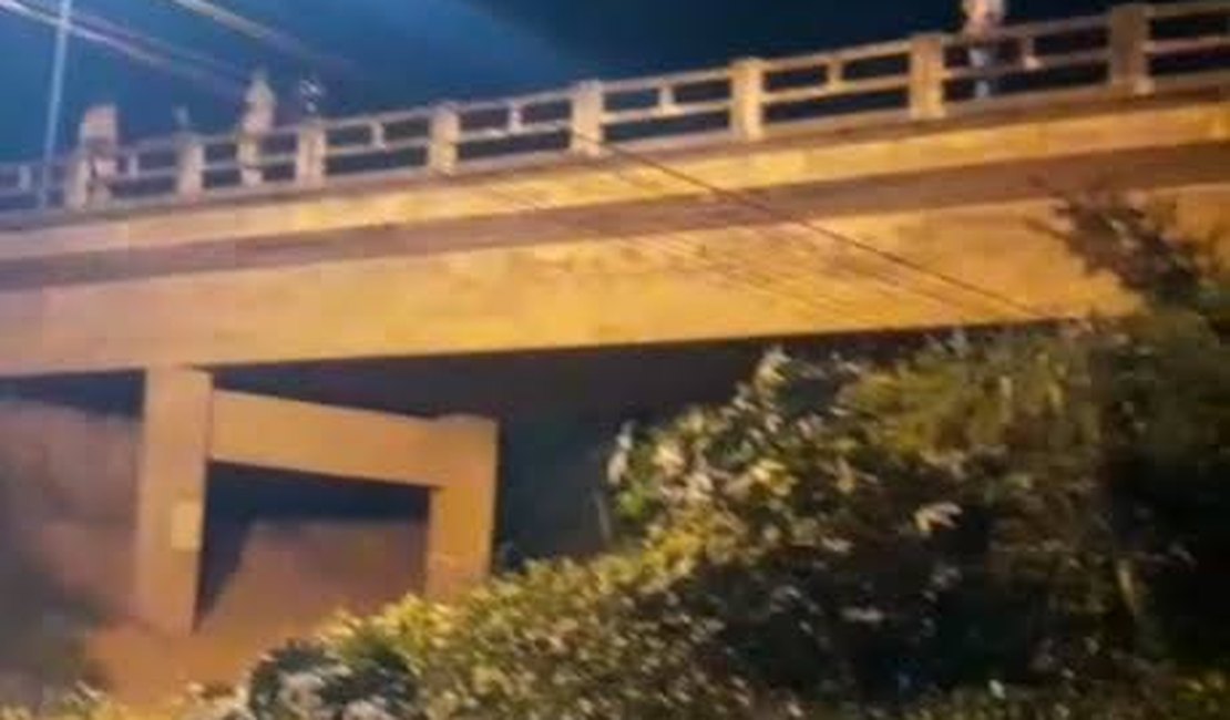 Policial salva homem que tentava pular de ponte em Arapiraca