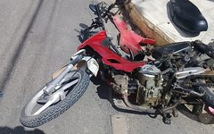 Motocileta completamente destruída após o acidente