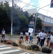 Estudantes protestam por transporte escolar na Av. Dona Constança
