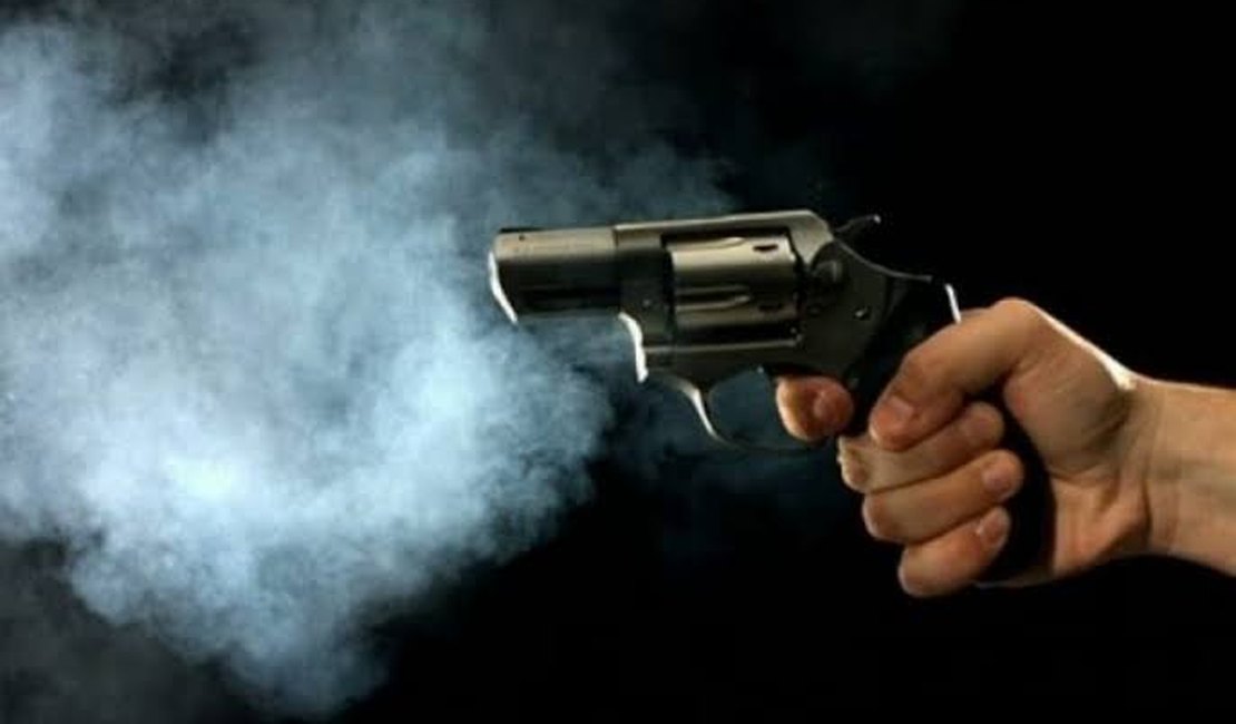 Homem é assassinado com 10 disparos de arma de fogo, em Guaxuma