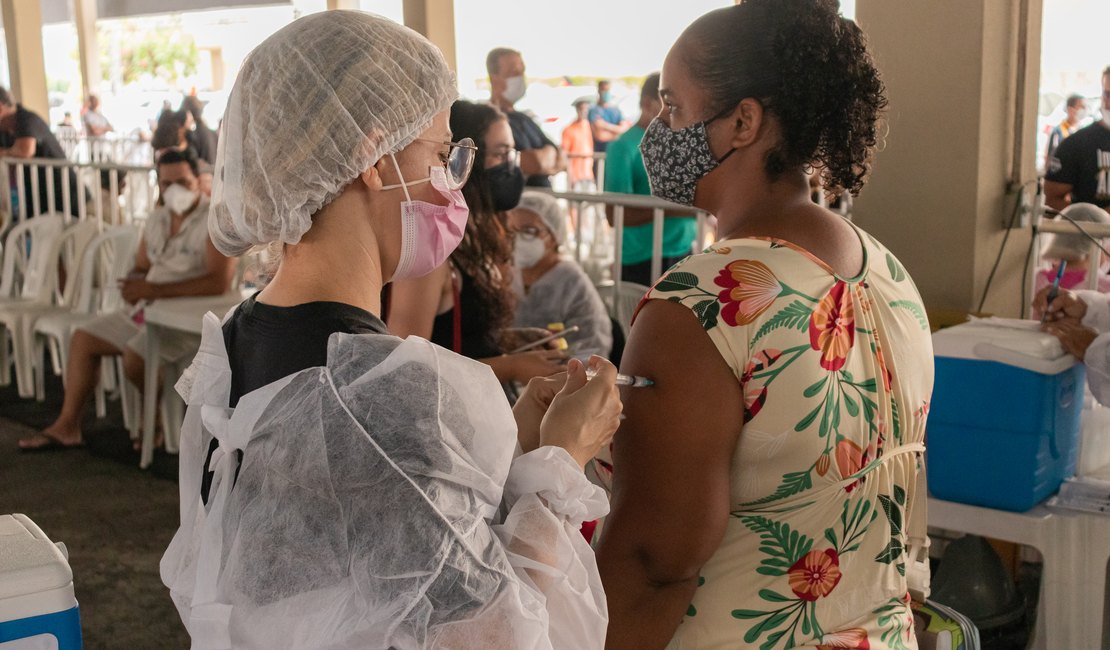 Mulheres são maioria da população vacinada em Maceió