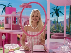Barbie aposta no humor e na ironia pura enquanto critica o ‘mundo real’