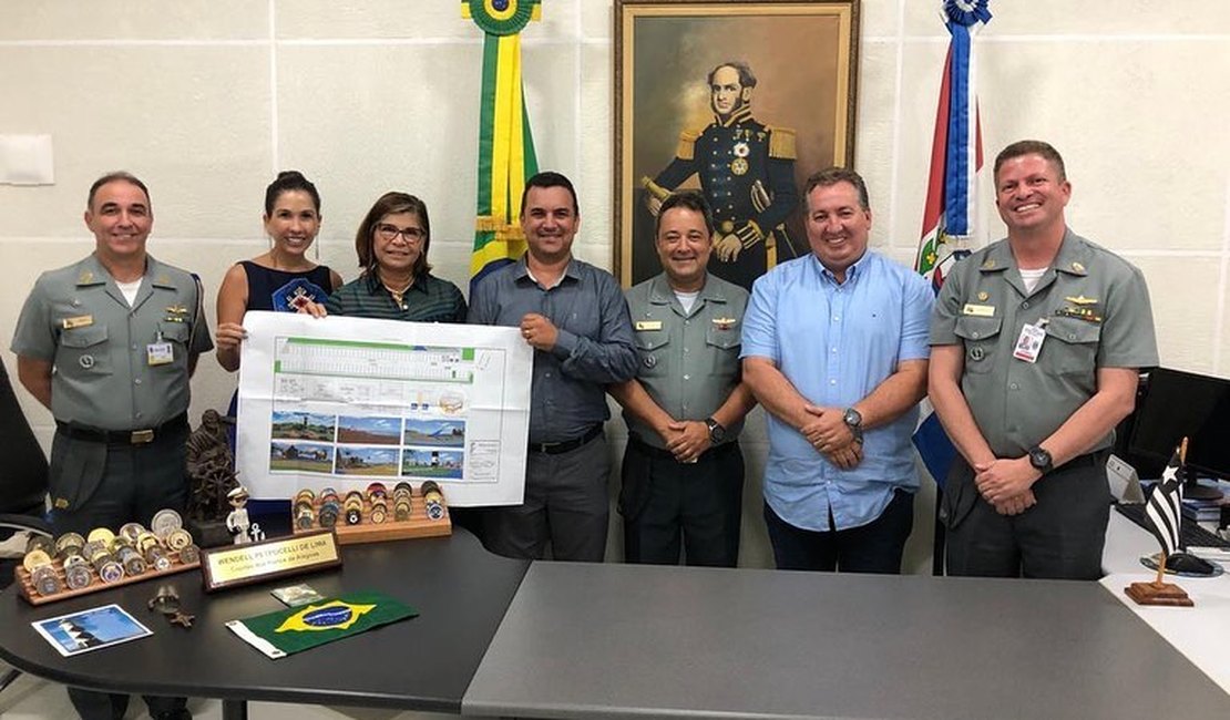Prefeito apresenta projeto de revitalização do farol de Porto de Pedras à Marinha