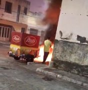 Fogo destrói motocicleta ao lado de igreja no Centro Histórico de Penedo