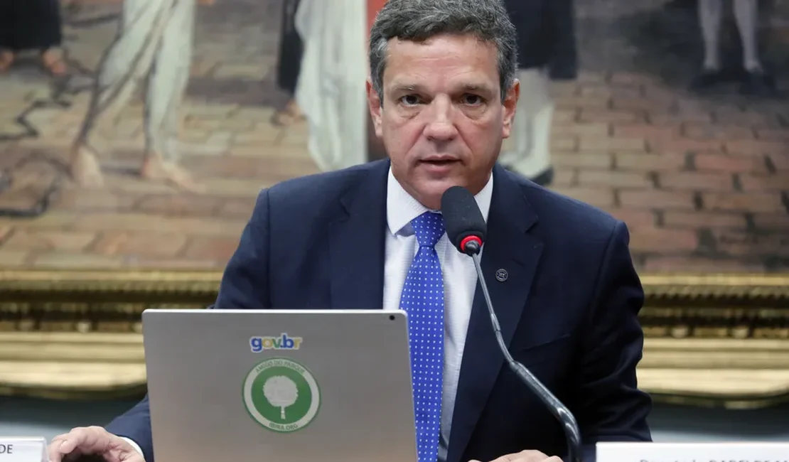 Presidente da Petrobras renuncia e interino assume o cargo