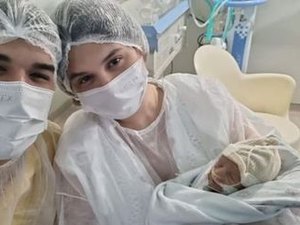 Zé Vaqueiro posta primeira foto do filho caçula, internado na UTI desde que nasceu