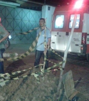 Motoqueiro cai dentro de buraco no bairro São Luís, em Arapiraca