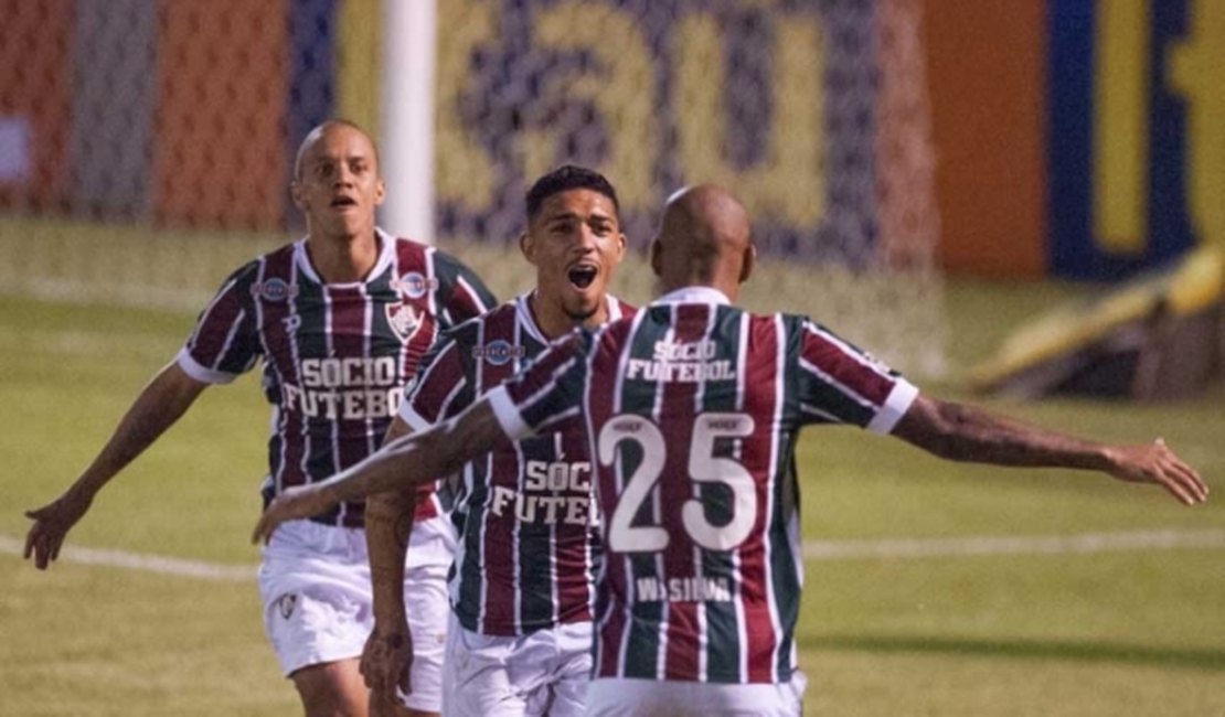 Fluminense domina, vence o Atlético-MG de virada e sonha com o G4