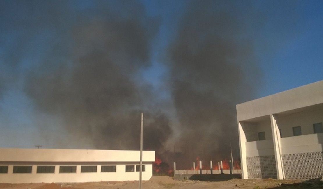 Incêndio assusta alunos no campus da Ufal em Arapiraca
