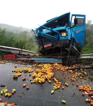 Caminhões colidem e carga de verduras se espalha em trecho da BR-104