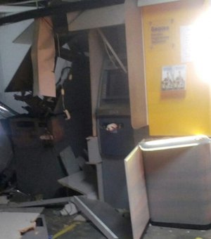 Criminosos explodem  caixas eletrônicos do Banco do Brasil