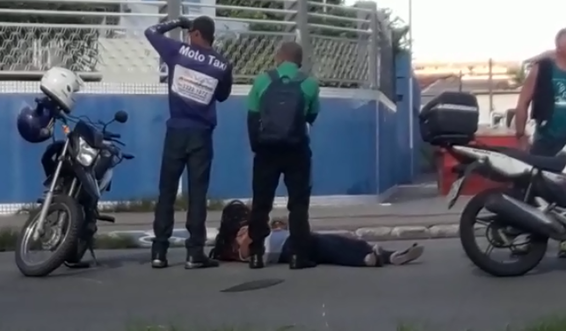 [Vídeo] Mulher fica ferida após colisão envolvendo carro e moto