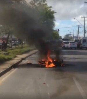 Motocicleta pega fogo em avenida de Maceió e assusta populares