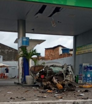 Carro explode durante abastecimento com GNV na parte baixa de Maceió